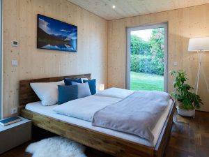 Ein Schlafzimmer mit viel Holz